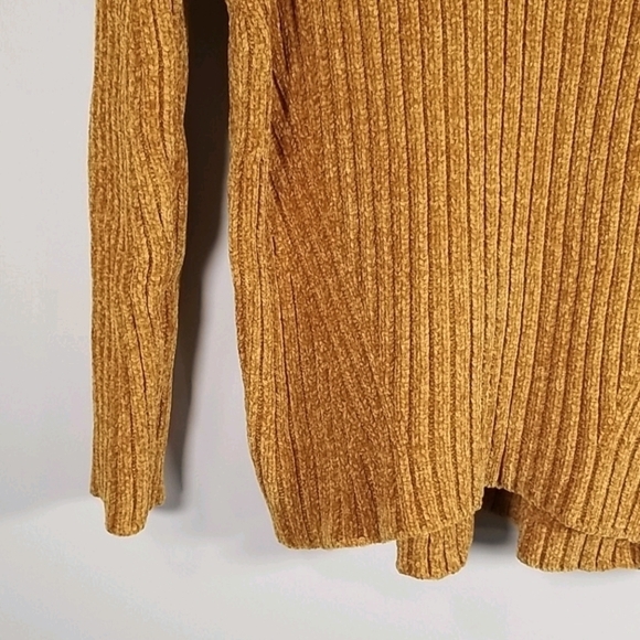 Jachs Girlfriend Gold Ribbed Sweater - Picture 3 of 5